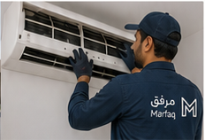 فني مرفق أثناء صيانة مكيف